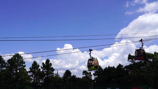 景区缆车索道观光缆车特写山上风景旅游景点