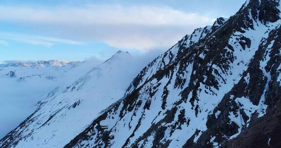 无人机贴着山脊飞行雪山航拍风景