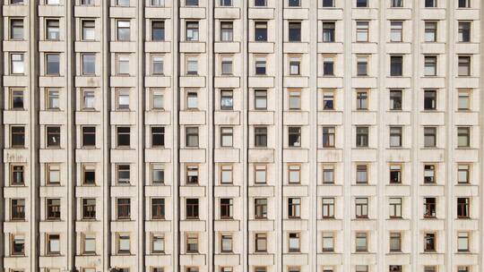 城市摩天大楼成排的窗户