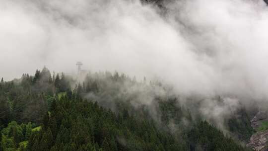 瑞士阿尔卑斯山格林德沃尔德地区平斯特格低云的时间推移