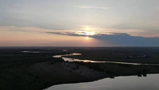 航拍夕阳下的草原河流