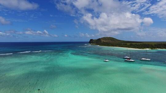 航拍唯美碧海蓝天大海海岛全景