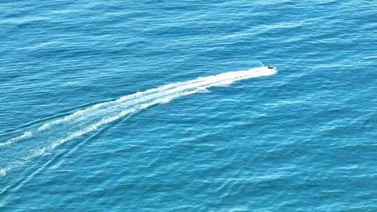 航拍三亚海棠湾蓝色大海上摩托艇飞驰