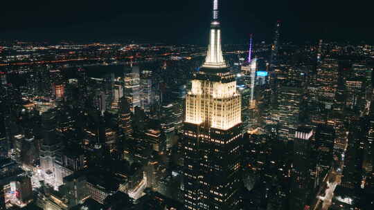 纽约市夜间突出帝国大厦屋顶周围的风景天线