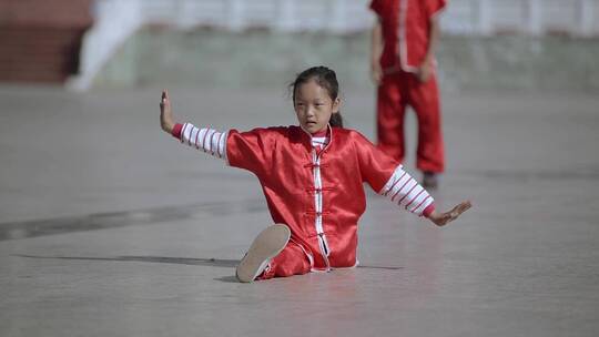 武术视频城市广场上练武小学生后手翻劈叉