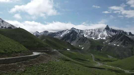 705左移独库北段山脉和弯曲公路广景