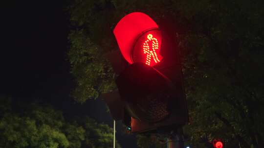 夜景马路车流红绿灯十字路口
