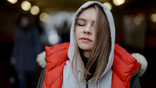 市区街道人群中的年轻女子人与人之间孤独女