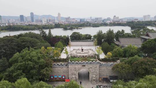 航拍山东济南著名景点大明湖风景区园林景观视频素材模板下载