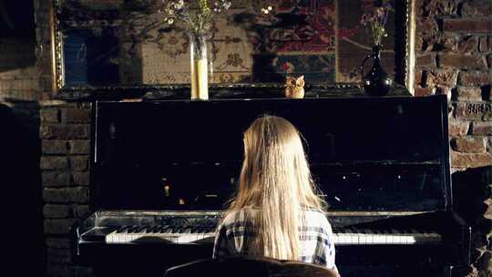 可爱的小公主女孩在黑暗的房间里弹钢琴