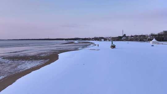 海边的雪地景观