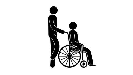 一名男子与身体残疾者一起推轮椅