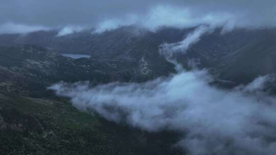 四川甘孜清晨被雾笼罩的稻城亚丁高山风景