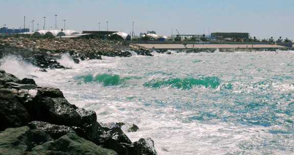 海浪拍打着海岸