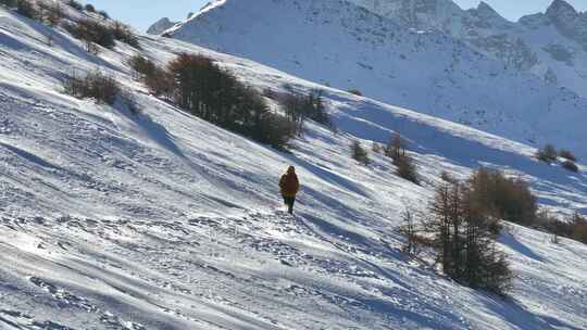 实拍登雪山画面