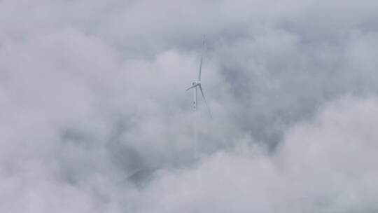 风力发电航拍 云雾中的风车