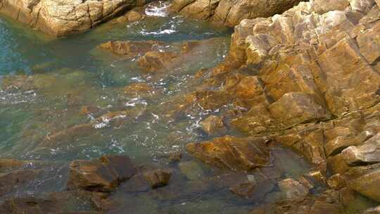 海浪拍打礁石 浪花 礁石 大海 岸边