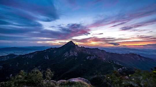 山峰山顶朝霞云层飘动风云变幻视频素材模板下载