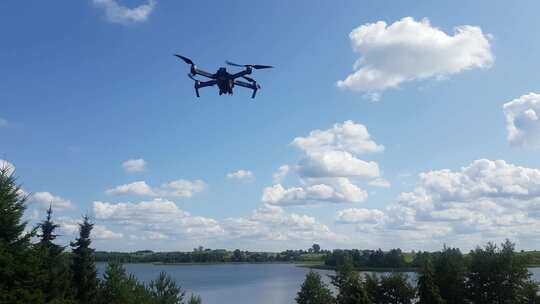 无人机在空中飞行盘旋在镜头前。4K一架飞行无人机的照片。视频素材模板下载