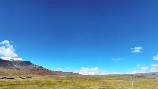 进西藏火车窗外远处的蓝天白云