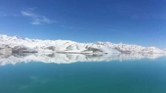 新疆帕米尔高原布伦口白沙湖和雪山航拍风光