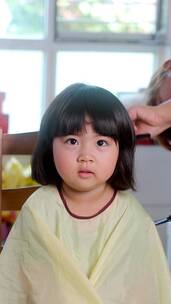 为女儿剪发的中国母亲