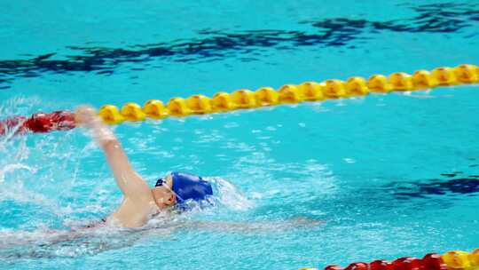 水立方国家游泳中心女子自由泳比赛的女孩