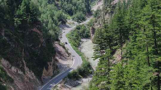 峡谷河流公路汽车航拍