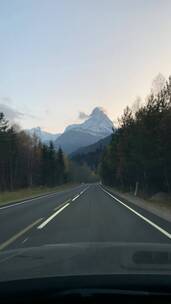 驶向顶峰的山路上