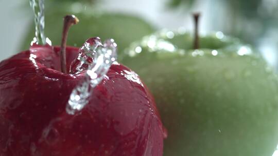 水滴落在青苹果红苹果上特写