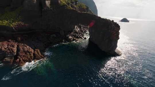 FPV穿越机无人机航拍海浪冲击海岛海岸日落