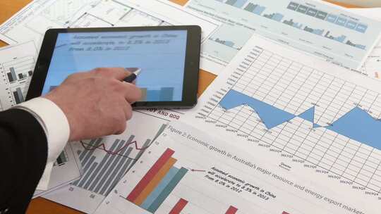 业务人员开发业务项目并分析市场数据信息
