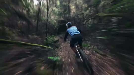 4kfpv跟随山地越野自行车在林间穿行下山