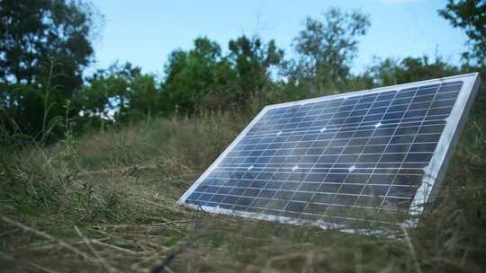 便携式太阳能电池板躺在大自然的地面上户外