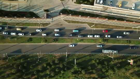 城市道路上汽车的道路交通鸟瞰图