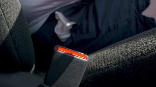 系好汽车安全带安全带扣驾驶视频素材模板下载