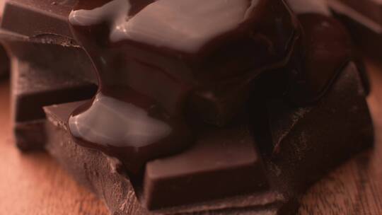 融化的巧克力被倒在巧克力上