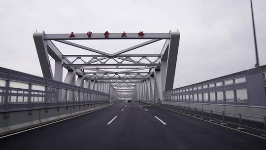 汽车视角开过大桥桥梁桥面道路视频素材模板下载