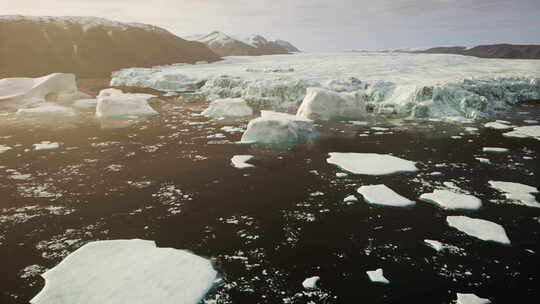 北极静止水域海冰融化的宽低角度观察