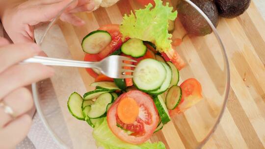叉子搅拌蔬菜沙拉
