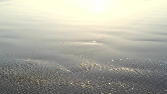 金色沙滩阳光海水潮水浪花海滩唯美海边夕阳