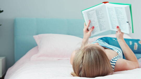 女人在床上看书