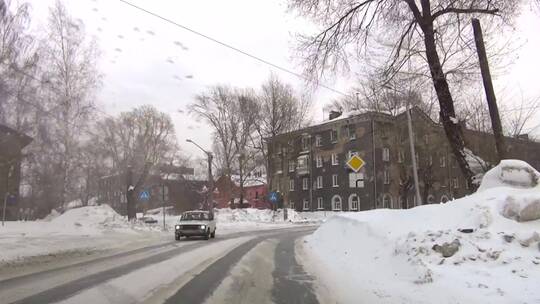 积雪覆盖的道路
