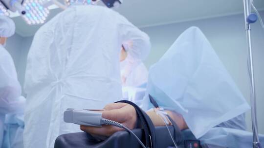 患者佩戴的心率监测仪视频素材模板下载