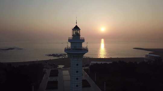 10月秋季山东日照海边灯塔广场日出航拍4K