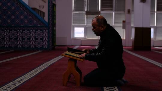 男子阅读古兰经 视频素材模板下载