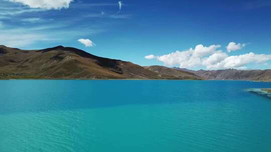 航拍中国西藏高原湖泊羊湖