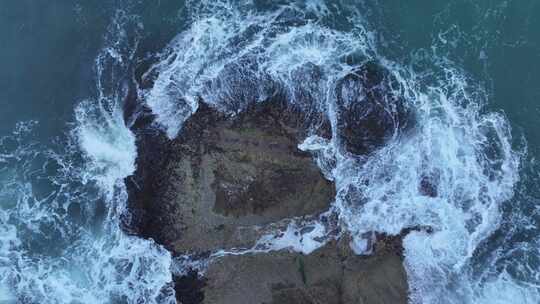 海岸礁石浪花