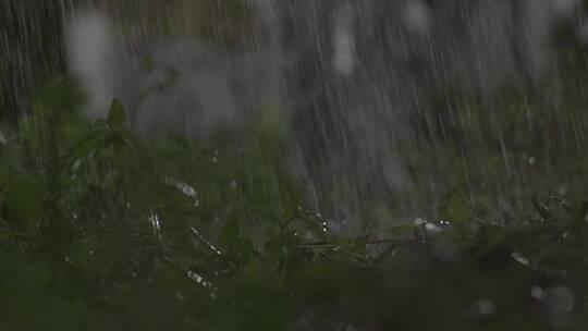 小孩冒雨奔跑摔倒孩子学生泥水贫困学生