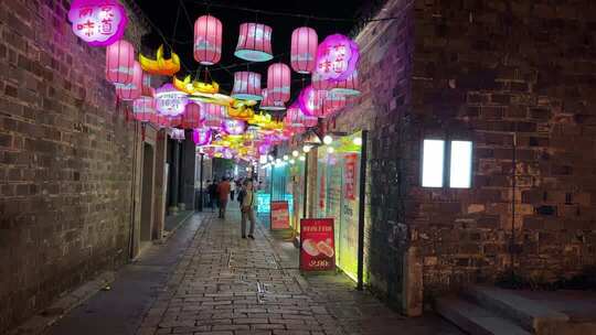 古街夜景彩色灯笼悬挂景象